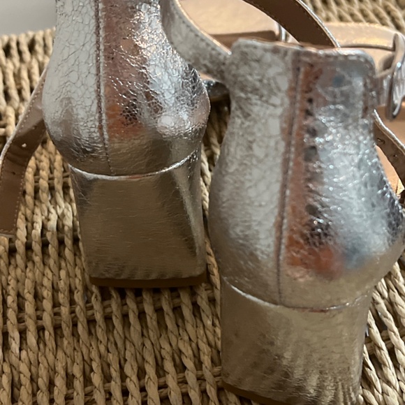Silver Heels - Picture 3 of 7